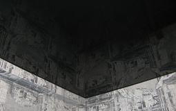 Черный глянцевый потолок в коридор