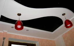 Черно-белый двухуровневый потолок для коридора