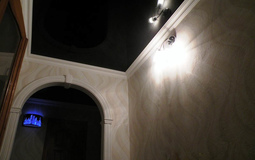 Черный двухуровневый потолок в коридор