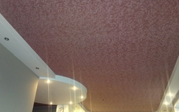 Бело-розовый двухуровневый потолок с точечными светильниками для гостиной