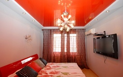 Бело-красный глянцевый двухуровневый потолок для спальни
