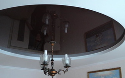 Двухуровневый бело-коричневый потолок для гостиной