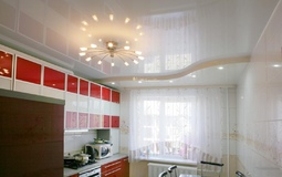 Белый глянцевый двухуровневый потолок с точечными светильниками для кухни