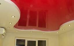 Бело-красный глянцевый двухуровневый потолок для гостиной