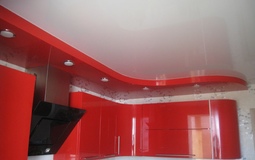 Бело-красный глянцевый двухуровневый потолок для кухни