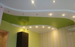 Бело-зеленый двухуровневый потолок для спальни