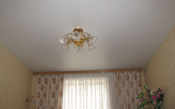 Классический белый матовый потолок для гостиной